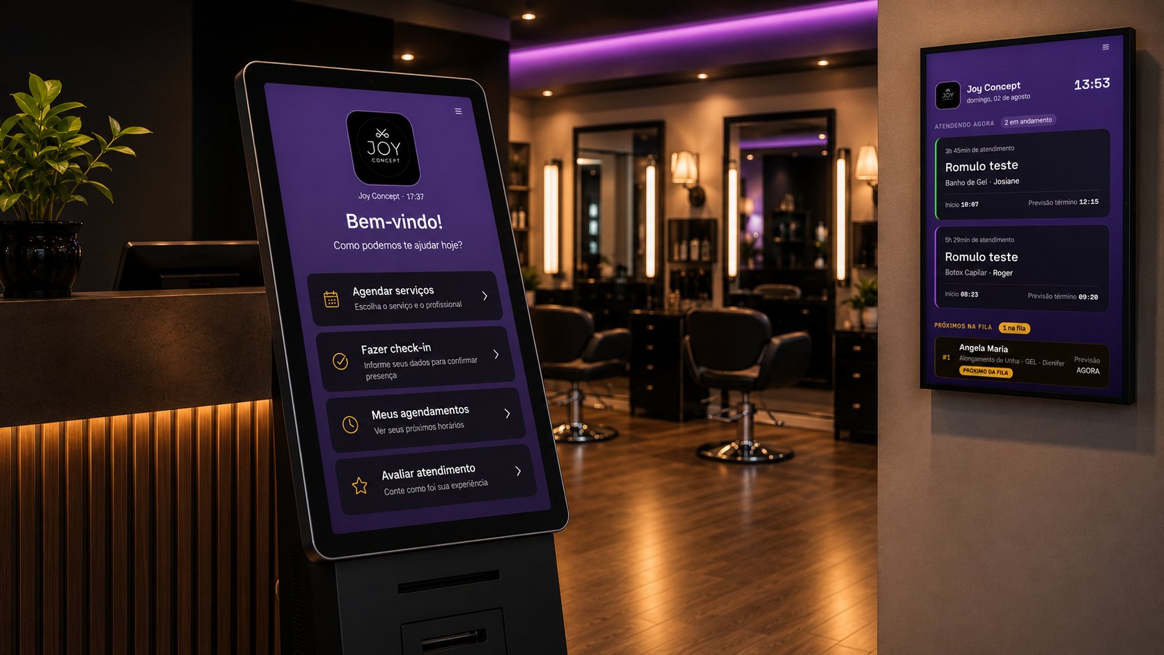 Totem de autoatendimento e painel de TV com fila ao vivo numa recepção de salão — Calenda